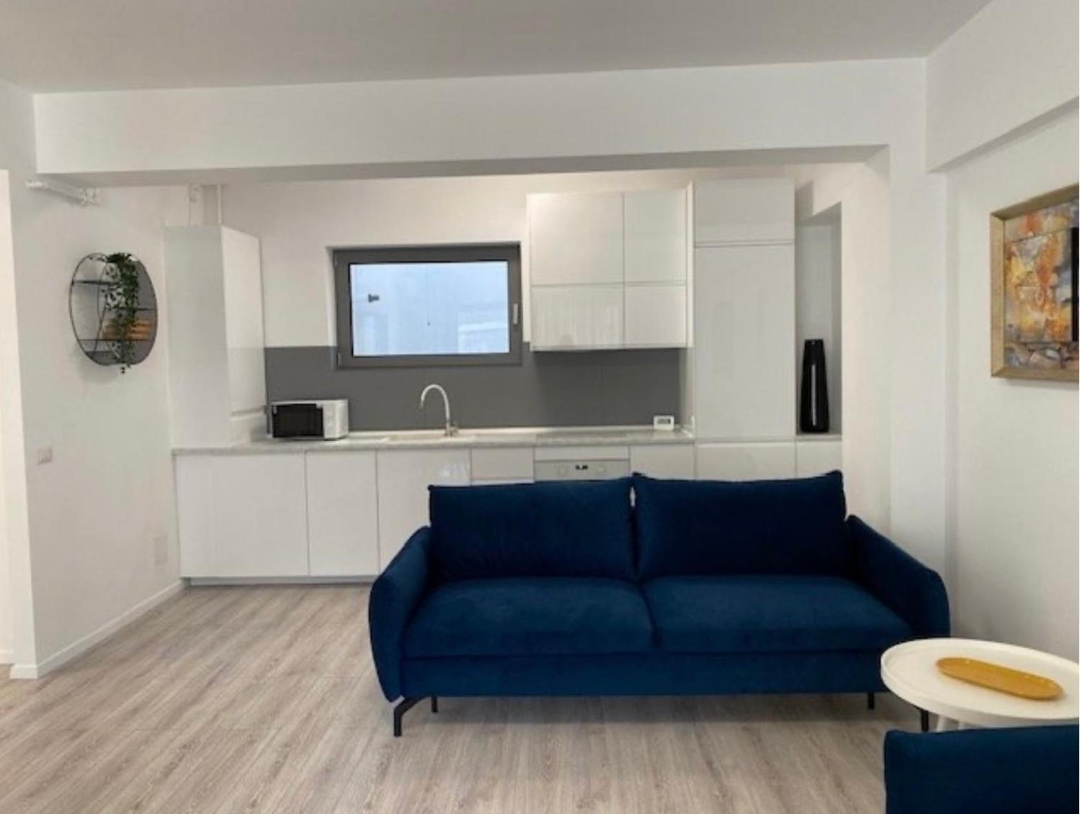 Elysium Old Square, Free Street Parking Within The Limits Of Available Spaces And Paid Parking One Minute Away, Smart Tv Bucureşti
